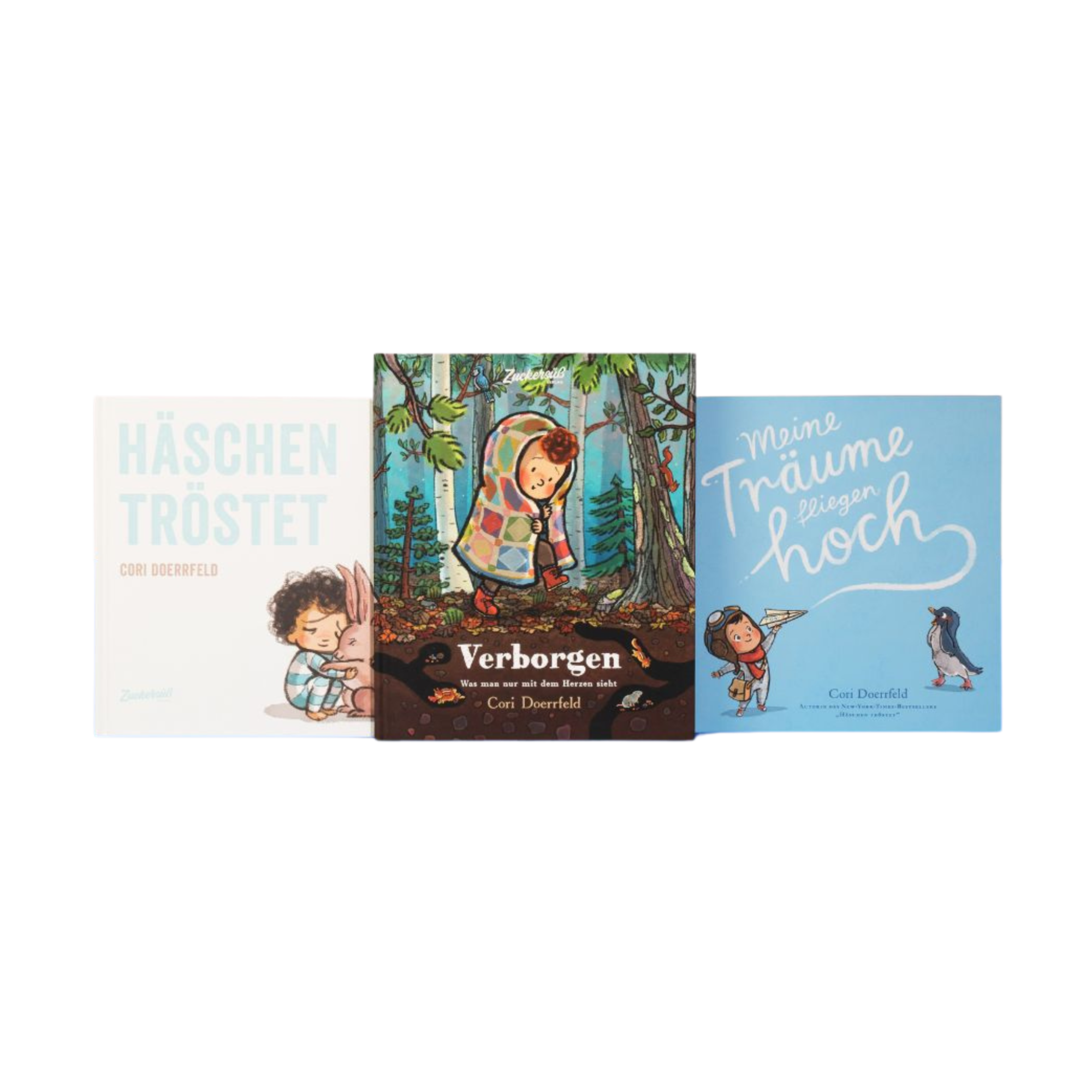 Das Bücherpaket „Best of Cori Doerrfeld“ vom Zuckersüß Verlag enthält drei aufrecht stehende Kinderbücher mit illustrierten Covern: pastellblauer Einband links und rechts, mittig eine Waldszene mit Mädchen.