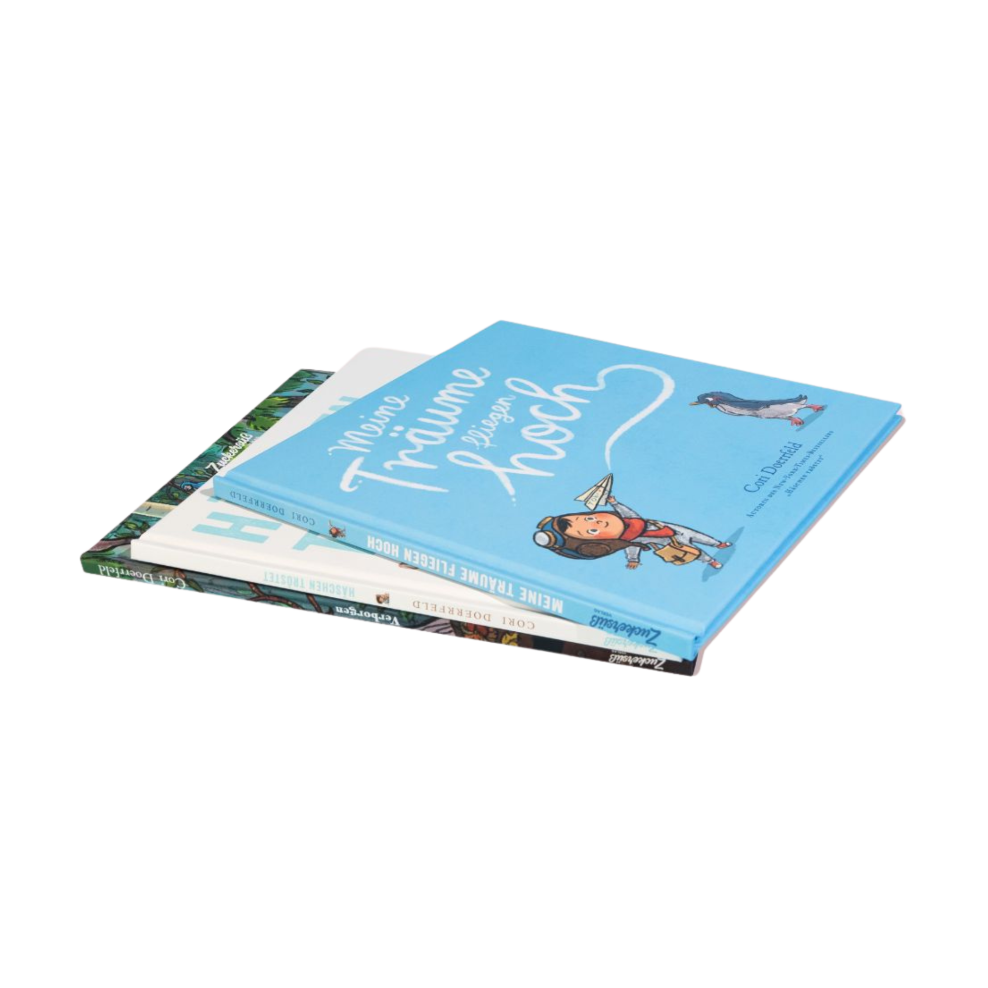 Drei „Best of Cori Doerrfeld“-Kinderbücher des Zuckersüß Verlags liegen auf einer weißen Fläche; das oberste Buch zeigt einen blauen Einband mit einer Kinder- und Pinguin-Illustration. Dieses charmante Bücherpaket ist ideal für junge Leser.