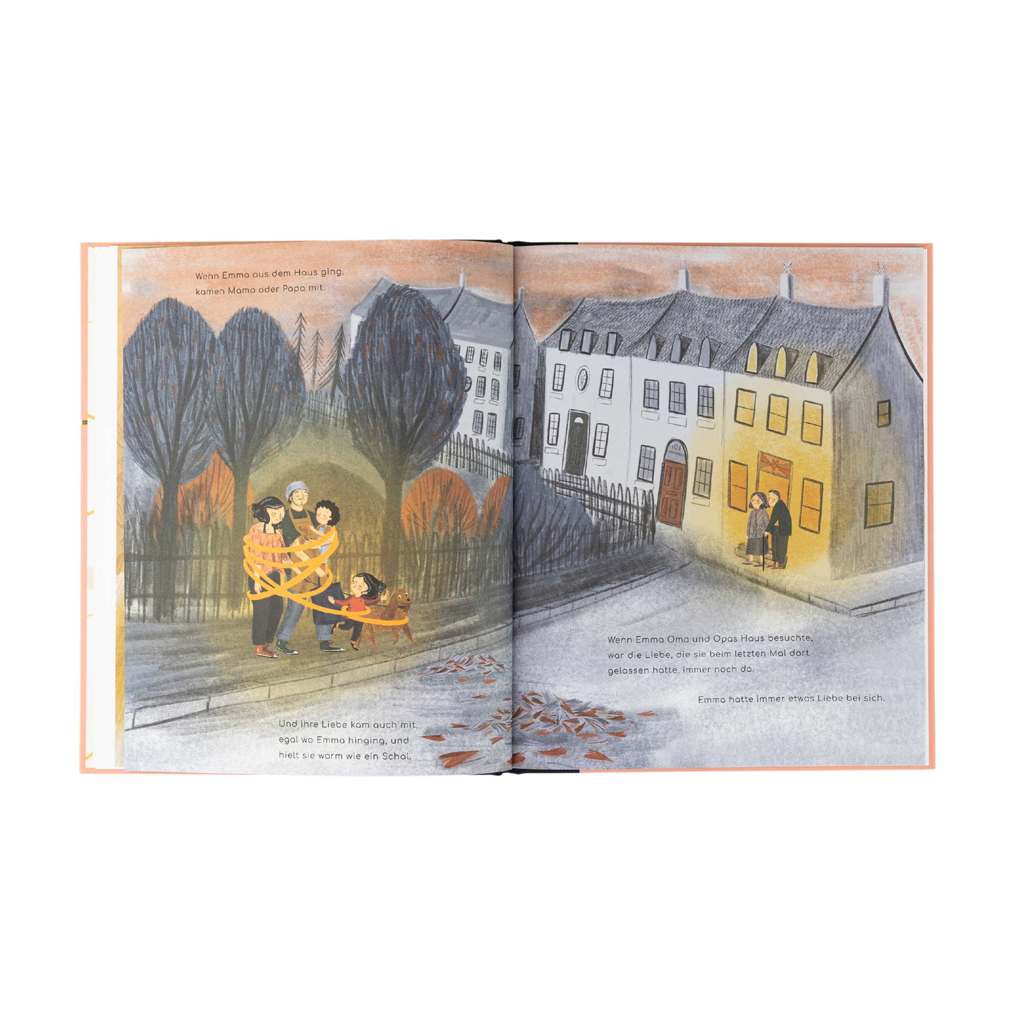 Das illustrierte Kinderbuch "Liebe" von Corrinne Averiss zeigt eine Familie, die ein Kind liebevoll in einen gelben Schal hüllt, während drinnen Wärme und Geborgenheit herrschen und draußen der Herbst grau und kalt ist.